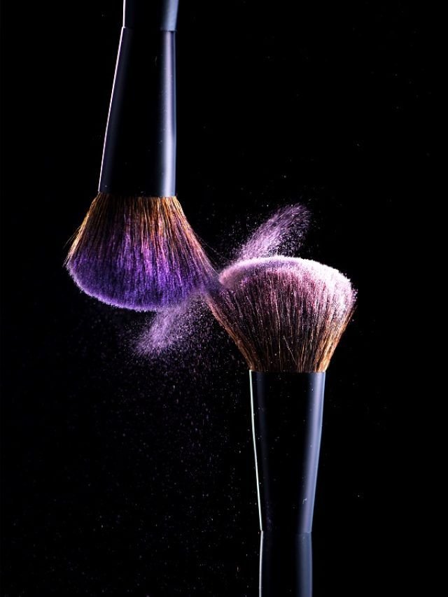 Cosmetic brushes with cosmetic powder